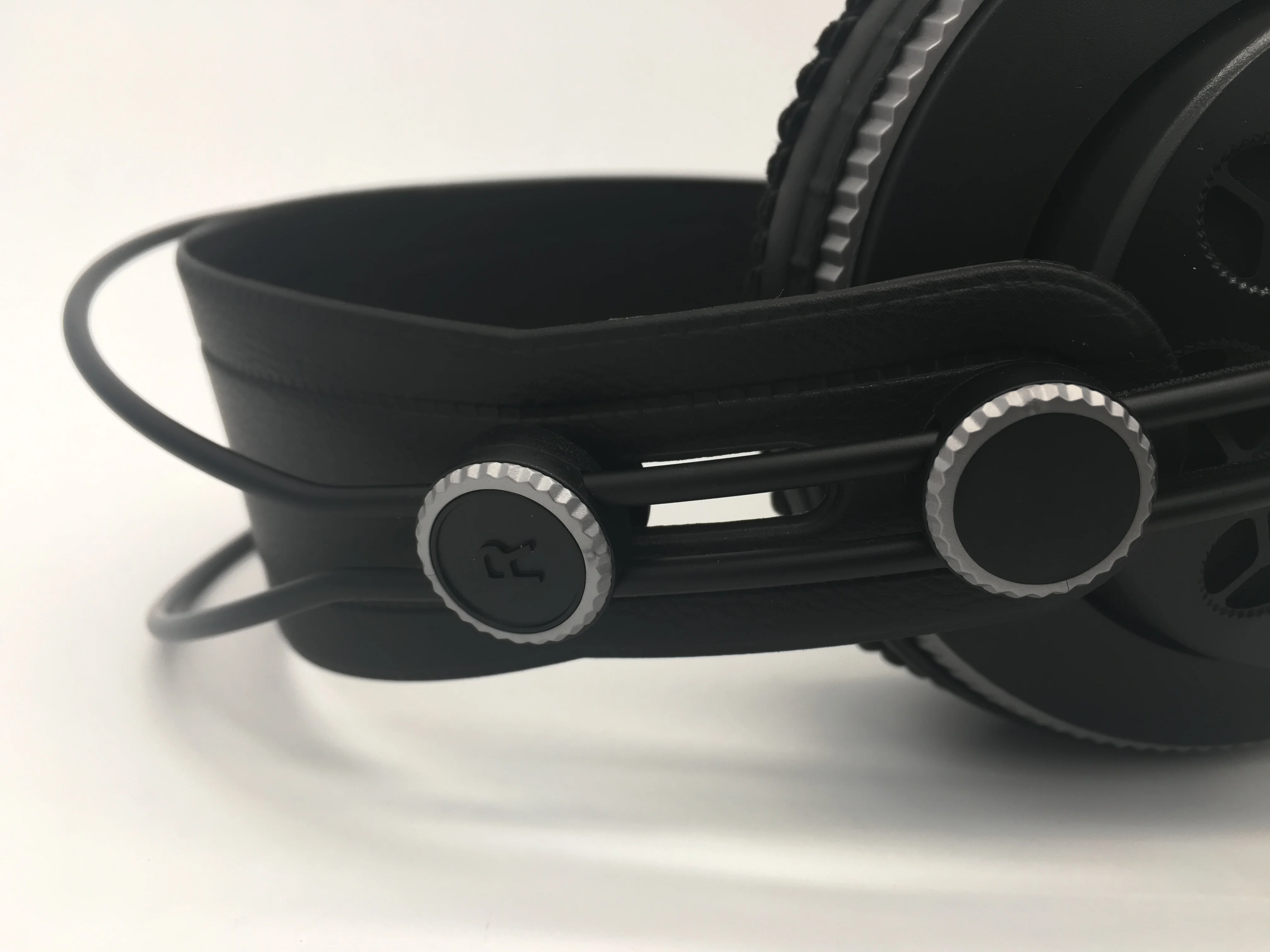 Профессиональные студийные наушники Superlux HD681B полуоткрытые динамические стерео