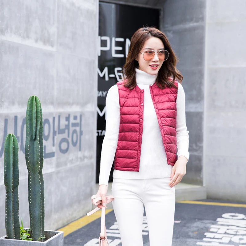 Новый осенне зимний легкий белый жилет на утином пуху женский сверхлегкий теплый