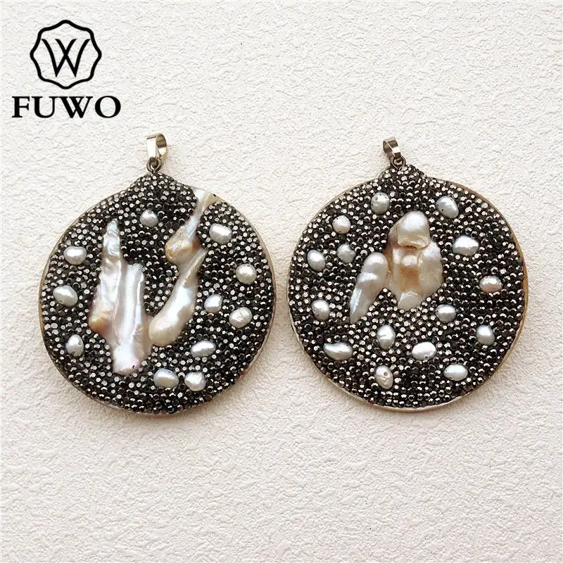 

FUWO Pave Rhinestone Round Shape Pearl Shell Pendant High Quality Sea Shell Carved Boho Jewelry Wholesale PD1514