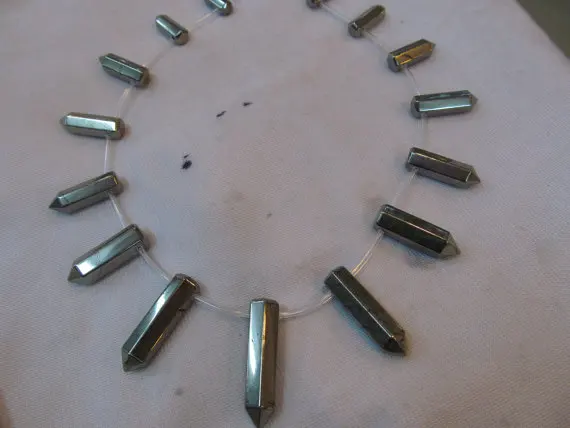 2 нити из натурального пиритового железа с кристаллами кол56ана стрелы шипы Акула