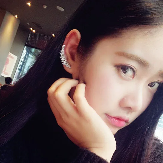 Фото Модные серьги-каффы в форме пера с фианитом класса ААА серьги конского глаза Модные серьги-каффы в форме пера с фианитом класса ААА серьги конского глаза