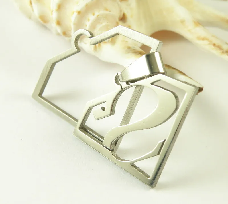 

Superhero Superman Pendant Necklace Man Of Steel Necklaces Stainless Steel Pendant DC Comics Batman Superman Logo Men Jewelry