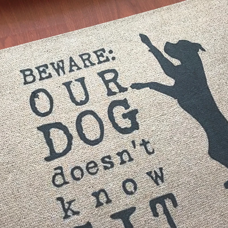 Резиновый Забавный дверной коврик остерегайтесь наш Бог не знает сидящий