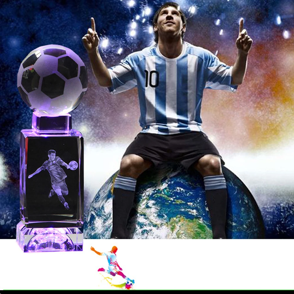 Kopen 3D Soccers Laser Gegraveerde Quartz Crystal Glass Led Licht Kubus Beeldjes Kristallen Miniaturas Voetbal Fans Souvenirs Voetbal Gift