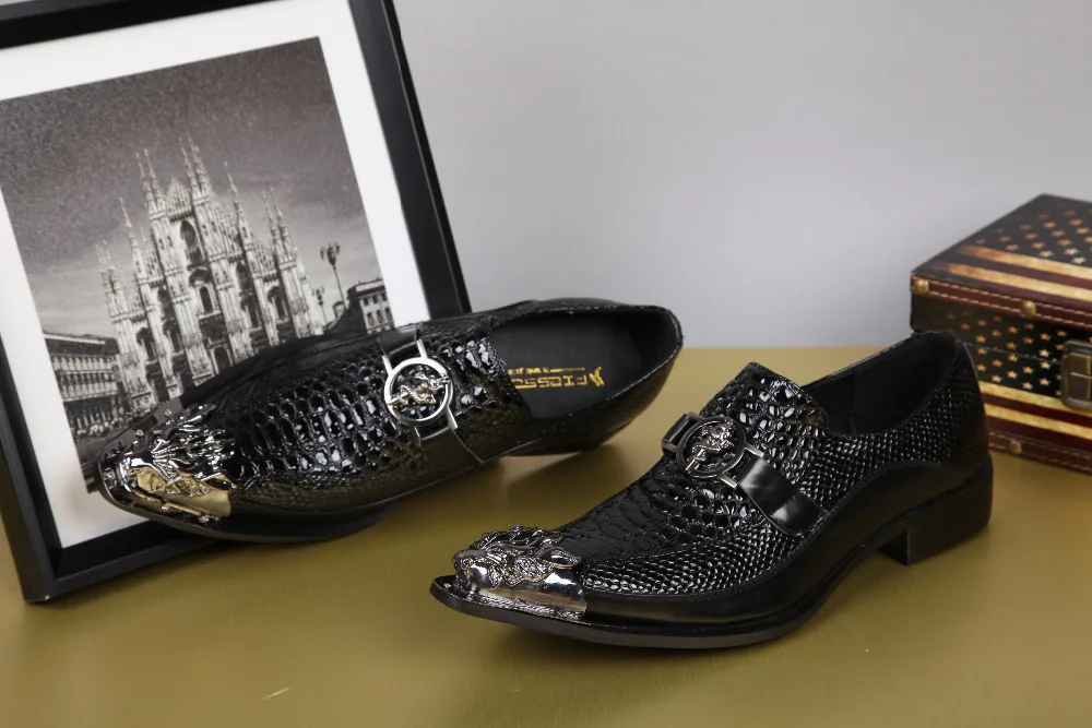 2017 г. Хит продаж черные мужские туфли без шнуровки с украшением в виде медали