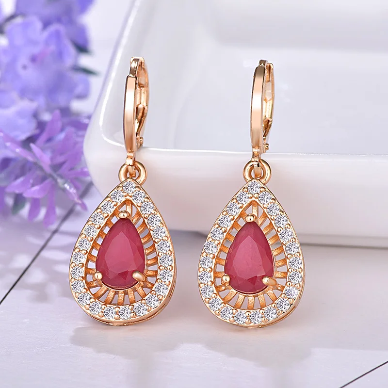 Женские серьги капельки с фианитом цвета розового золота большим камнем