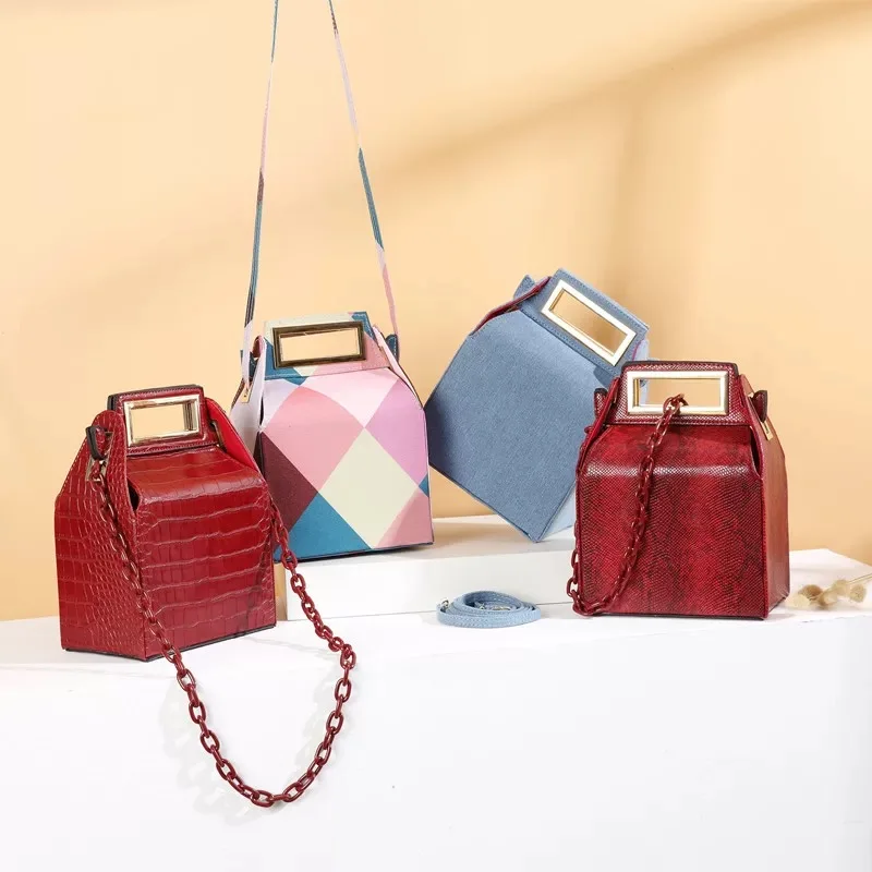 Сумка-мессенджер из акрила с цепочкой под крокодила | Багаж и сумки