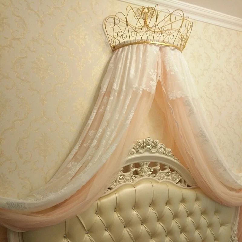 

Золотистая и белая москитная сетка украшает полку короны