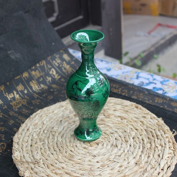 Pastel porcelain household living room decorated with long necked green vase furnishings | Дом и сад