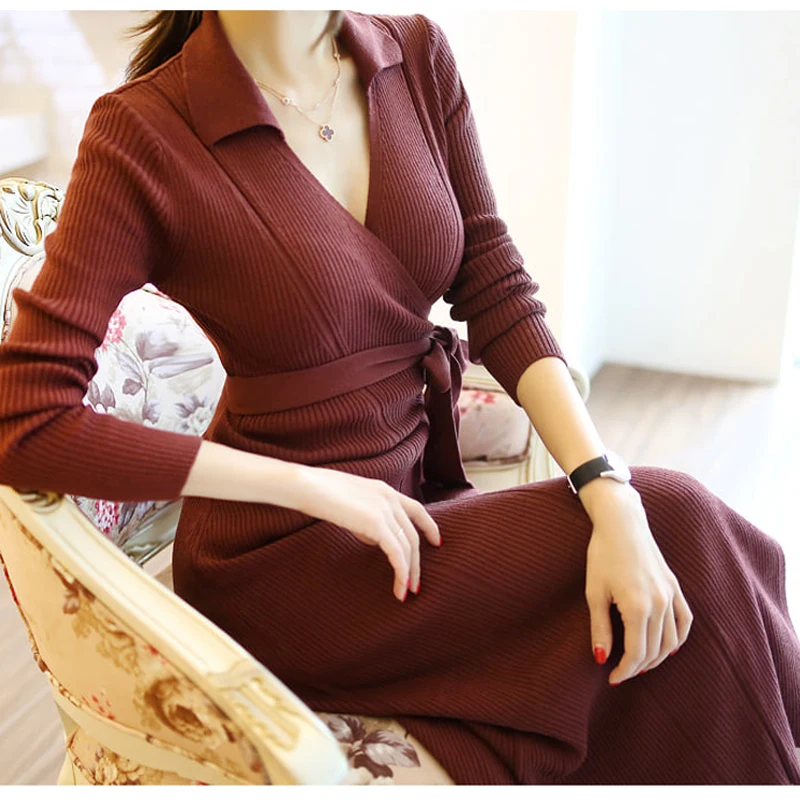 Женское трикотажное платье свитер с поясом однотонное облегающее длинное V