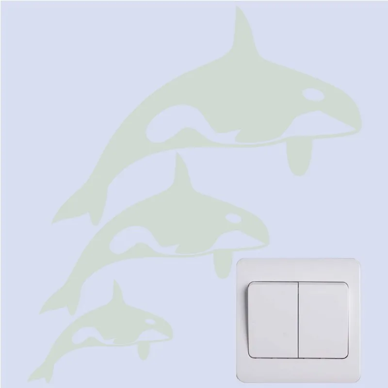 Светящаяся наклейка на выключатель с изображением китов светится в темноте
