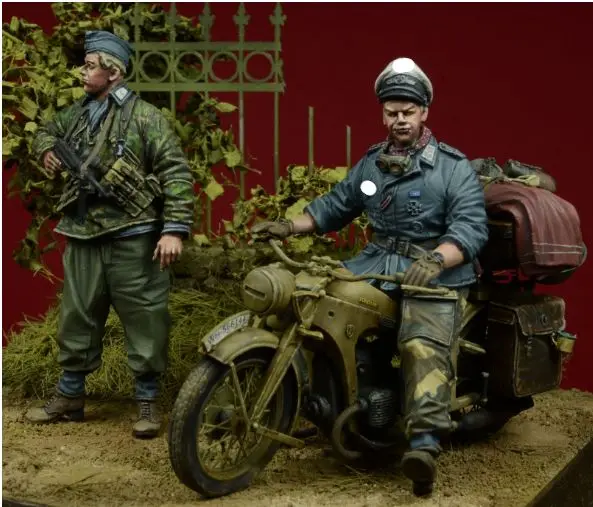 

1/35 два солдата Второй мировой войны, без автомобиля, Набор фигурок солдат из смолы GK, без покрытия, без цвета