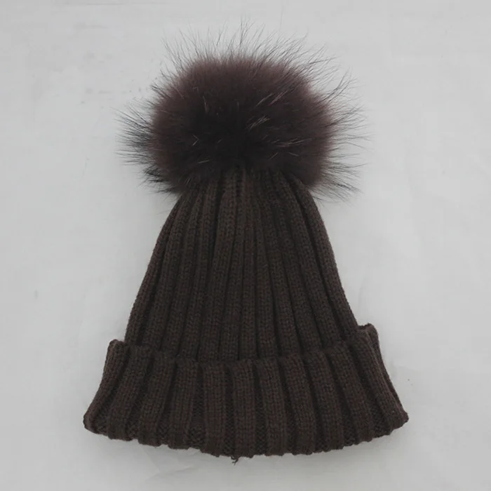 brown Дизайн JS FUR: тёплая зимняя полушерстяная вязанная шапочка с помпоном того же цвета из натурального меха енота для мужчин и женщин - Цвет: brown
