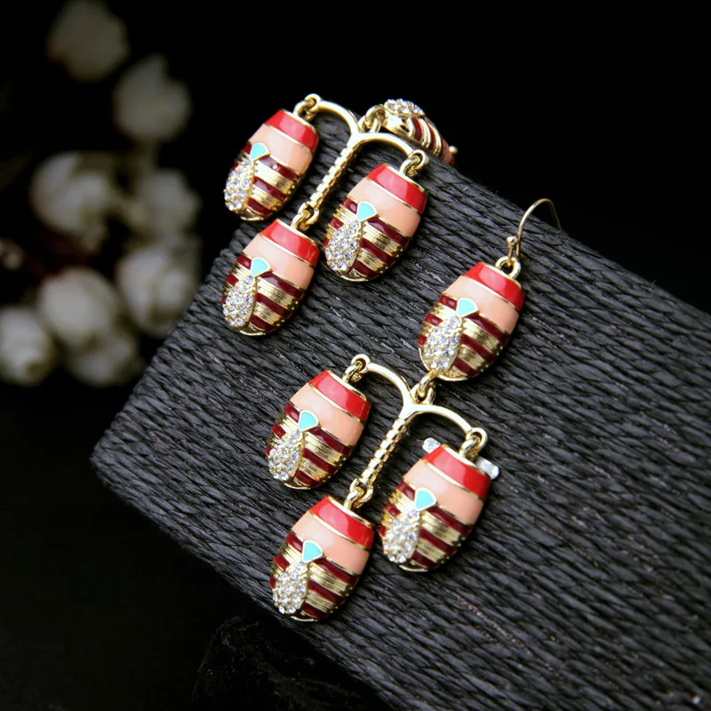 Роскошные брендовые серьги подвески с разноцветной эмалью Новое поступление в