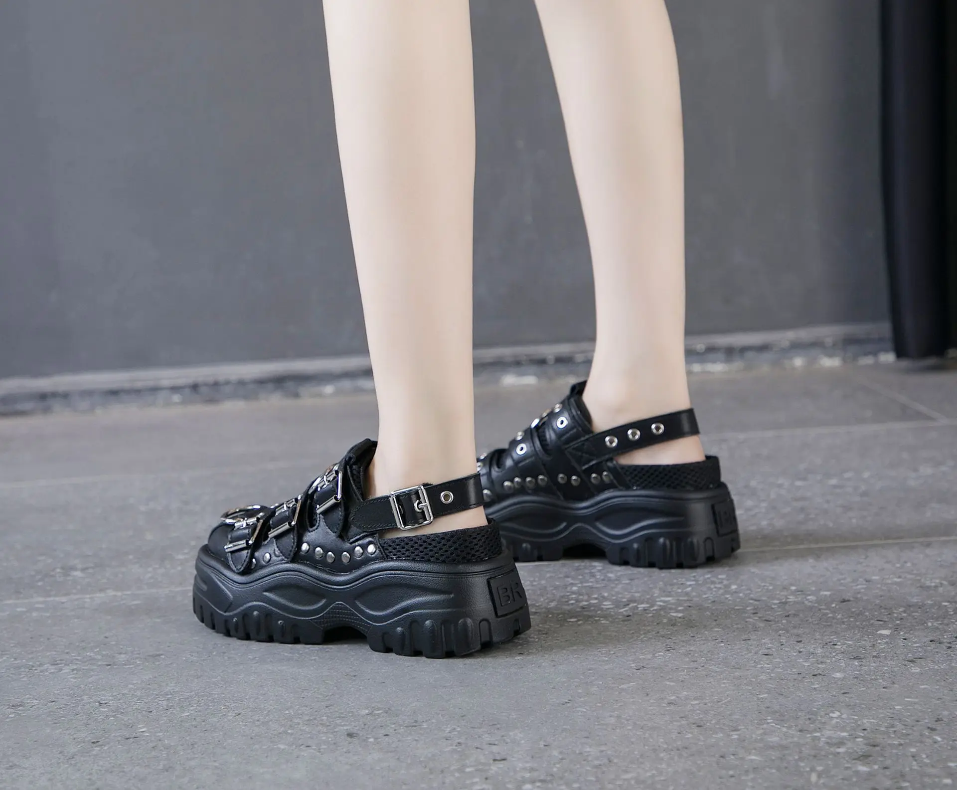 Повседневная обувь; женские босоножки с заклепками на платформе; zapatos de mujer; chaussures femme; женская обувь на массивном каблуке; sandalias mujer;