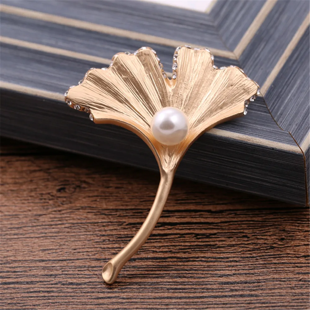 2020 new Japanese and Korean fashion matt gold inlaid semi-precious stones imitation pearl ginkgo delicate brooch | Украшения и