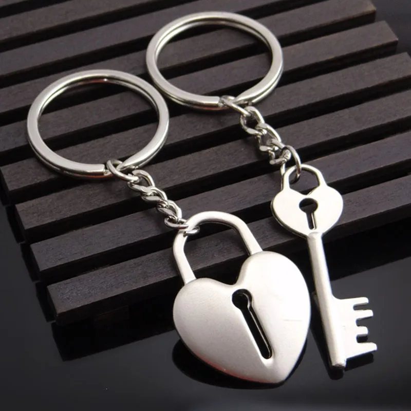 

Car Styling Couple Heart Keychain Keyring Auto Accessories for LADA Mazda Fiat Hyundai Infiniti ISUZU Lexus MINI Cooper Peugeot
