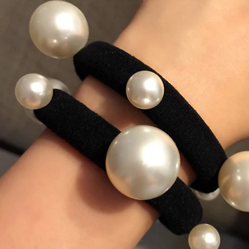 Женская резинка для волос черная эластичная с белым жемчугом 1 шт.| |