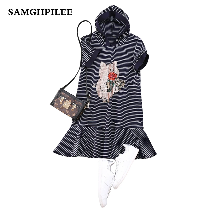 Весеннее женское платье с капюшоном в полоску коротким рукавом и аппликацией