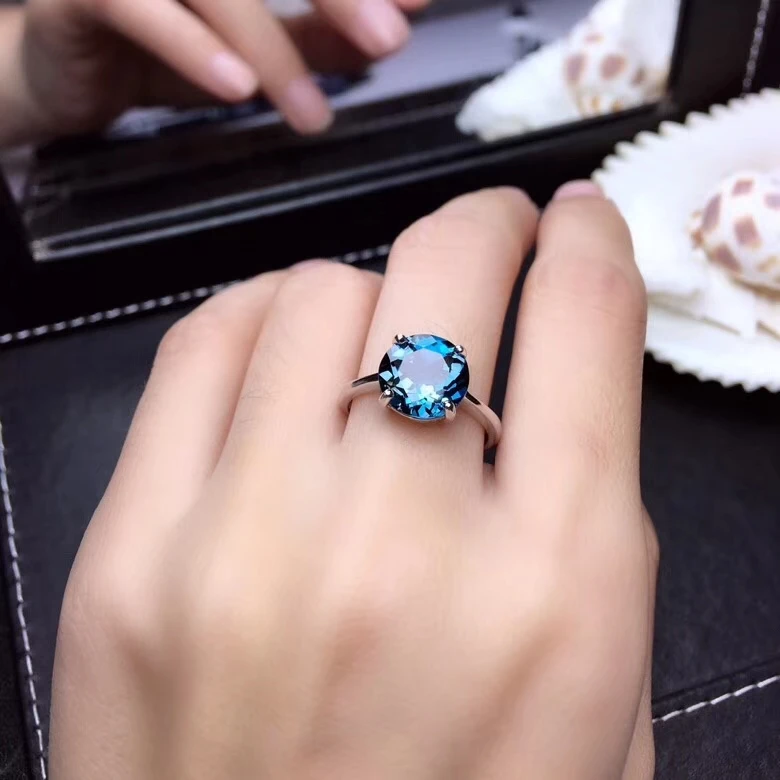Классическое кольцо цвета синего океана с натуральным топазом из серебра