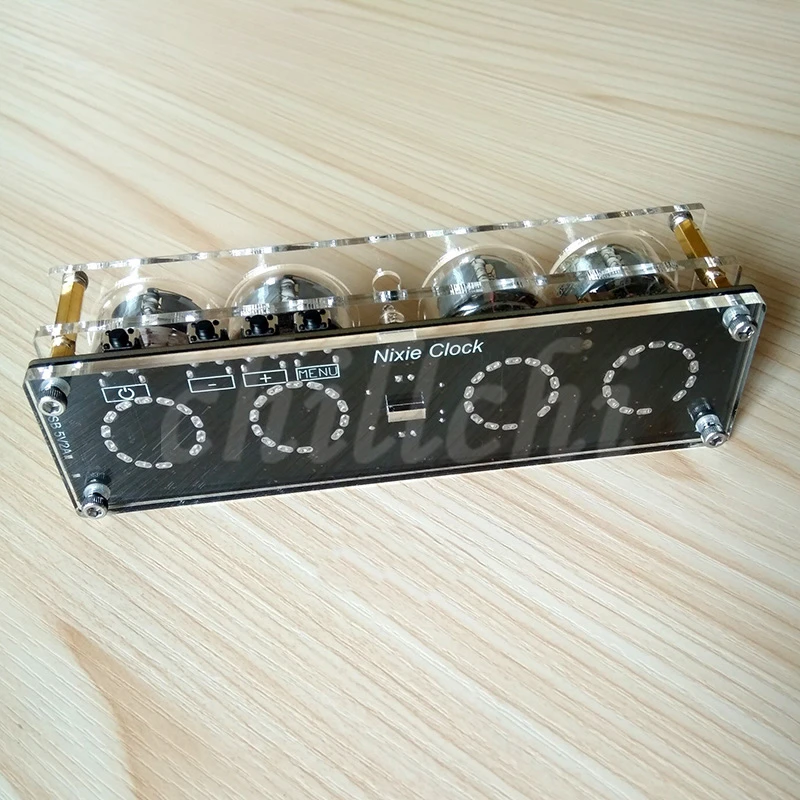 4-битный интегрированный светящийся газоразрядный часы QS30-1 SZ-8 с акриловым корпусом, пультом дистанционного управления и включенной подсветкой LED.