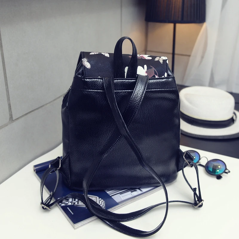 Женский кожаный рюкзак черный школьный с цветочным принтом и шнуровкой для