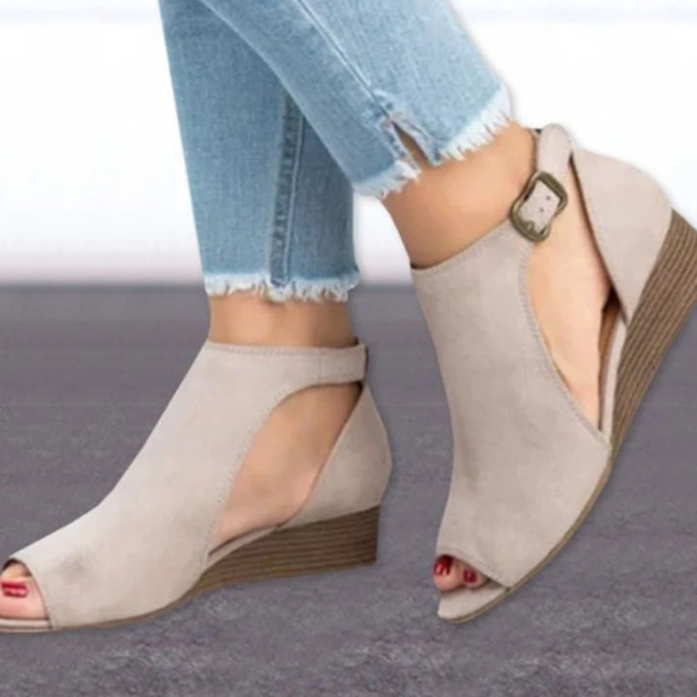 Женские летние сандалии на танкетке с открытым носком низком каблуке