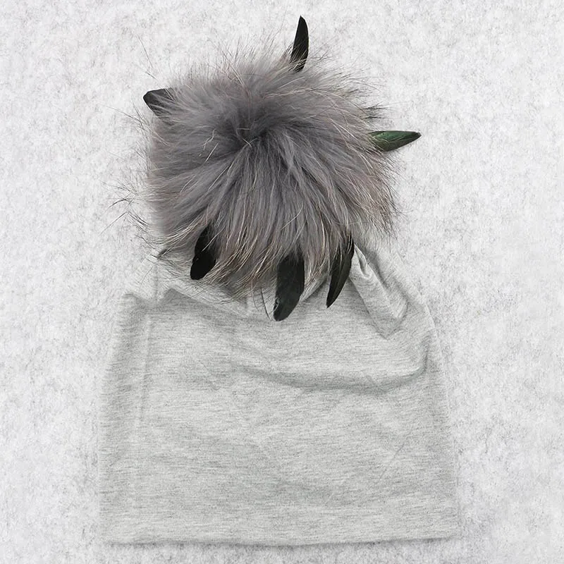 Light grey 2 Женская шапка с помпоном из натурального меха, осенне-зимняя хлопковая шапка-маска, меховая шапка с помпон из меха енота, шапка с пером - Цвет: Light grey 2