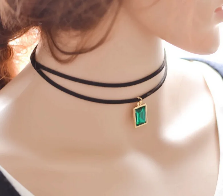 Женское многослойное ожерелье чокер черное бархатное с квадратными кристаллами