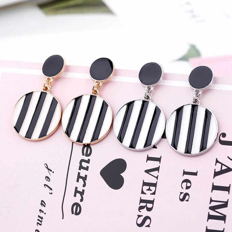 Женские круглые серьги с подвесками в черно-белую полоску | Украшения и