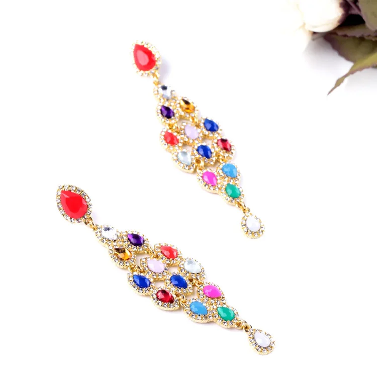 Яркие блестящие изысканные вечерние серьги яркого цвета с кристаллами в форме