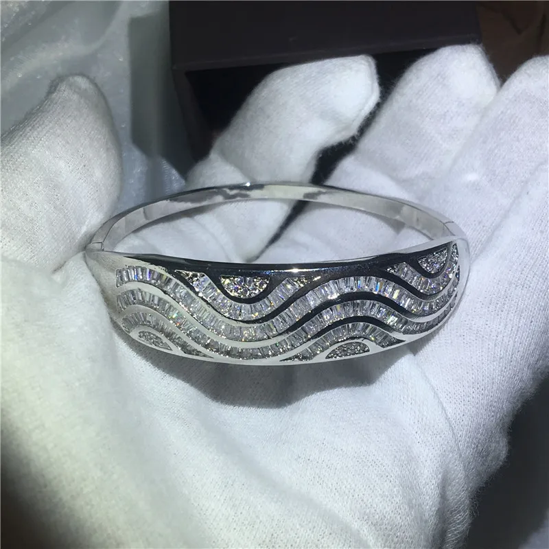 Женский браслет ручной работы с волнистыми линиями и кубическим цирконием 5А