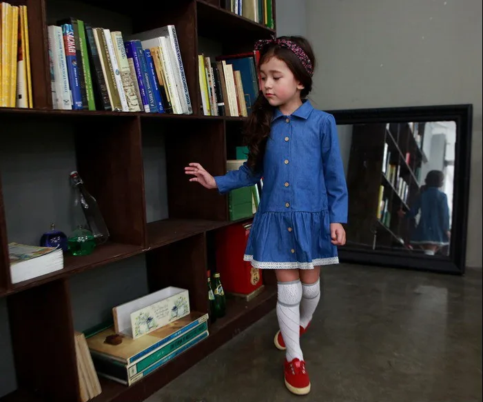 Джинсовое платье с кружевным подолом для девочек детская одежда осенняя