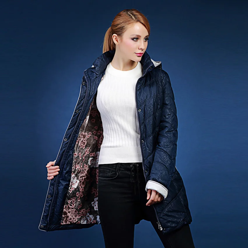 Красивая разноцветная осенне зимняя стеганая куртка средней длины с капюшоном и