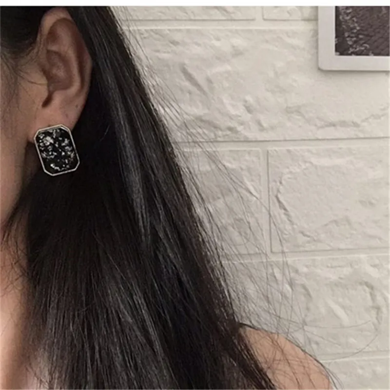 Женские квадратные серьги гвоздики с эпоксидной смолой классические