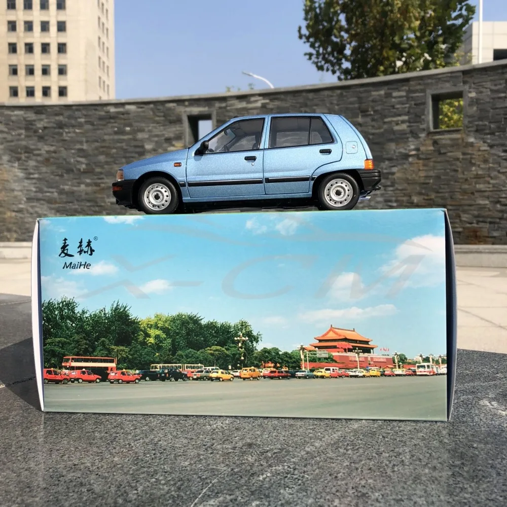 Литая модель автомобиля Yiqi китайский Тяньцзинь Xiali TJ7100 хэтчбек 1:18(синий)+ маленький подарок
