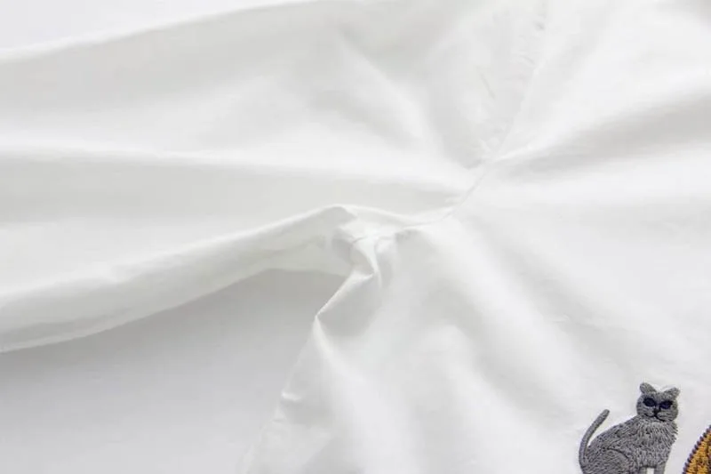 Женская блузка VOGUEIN белая длинная с длинным рукавом и милой вышивкой в виде кота