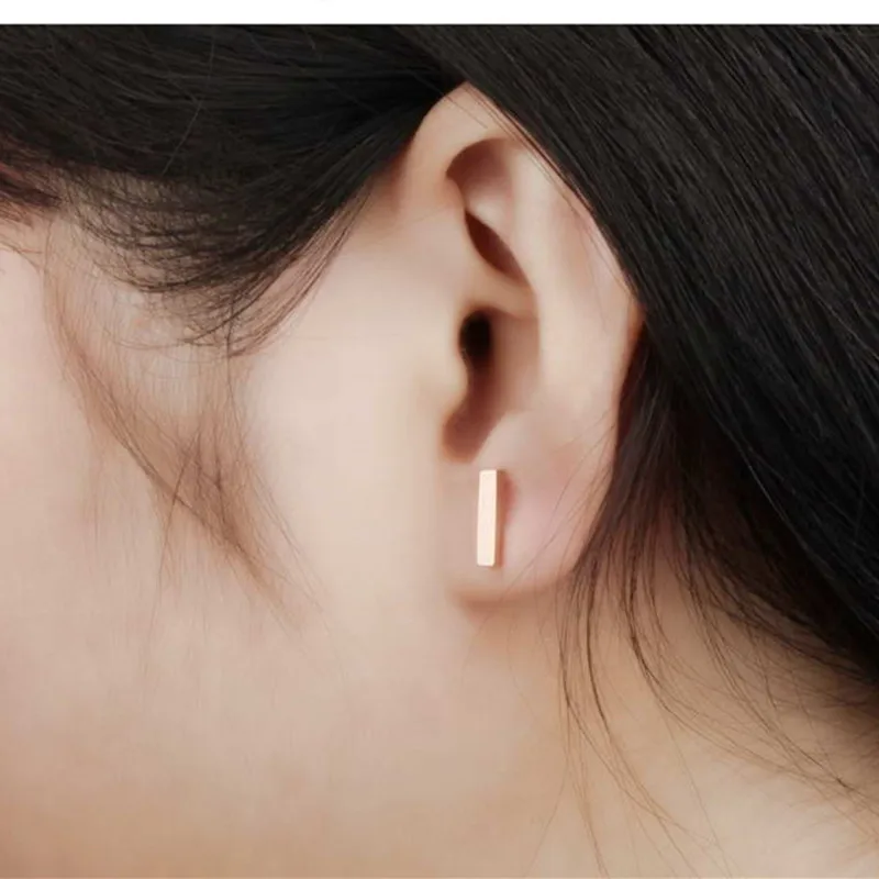 Простые маленькие прямоугольные женские серьги гвоздики в стиле рок цвета