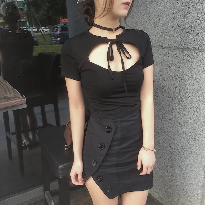 Женская футболка летняя с коротким рукавом на шнурках вырезом груди в стиле панк