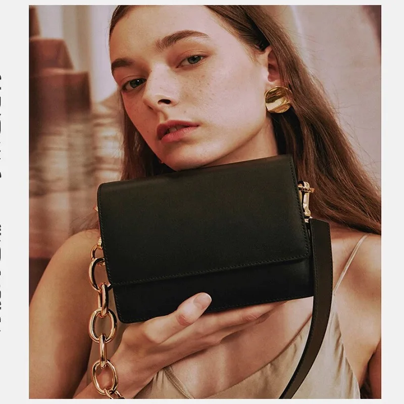 Женская сумка мессенджер маленькая квадратная с цепочкой и животным принтом на