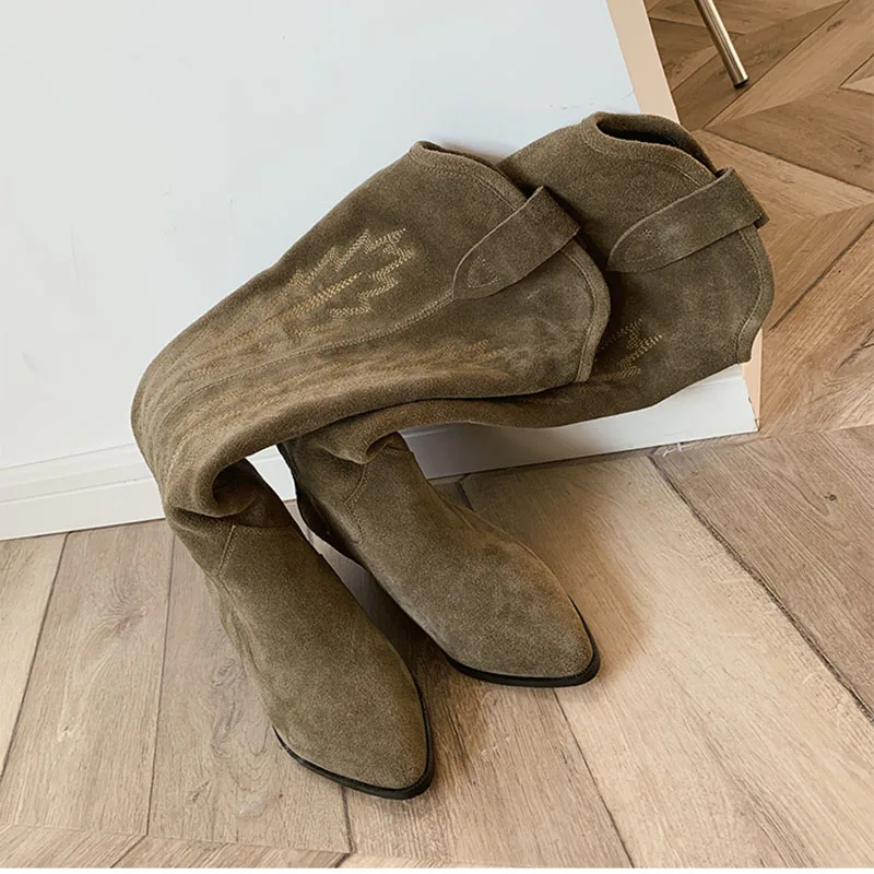 Женские замшевые сапоги до колена ковбойские с острым носком и цветочной