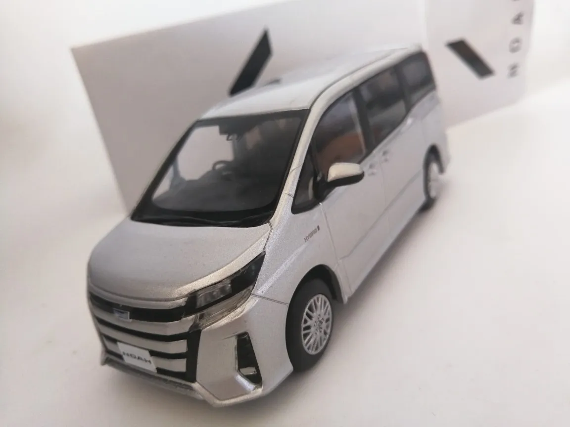 Серебристый 3 цвета 1:30 TOYOTA NOAH сплав модель автомобиля литья под давлением металлические игрушки подарок на день рождения для детей мальчик другой - Цвет: Серебристый
