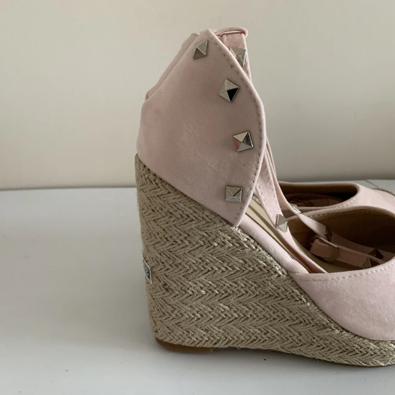 ASILETO женские босоножки на танкетке с заклепками вечерние летние туфли