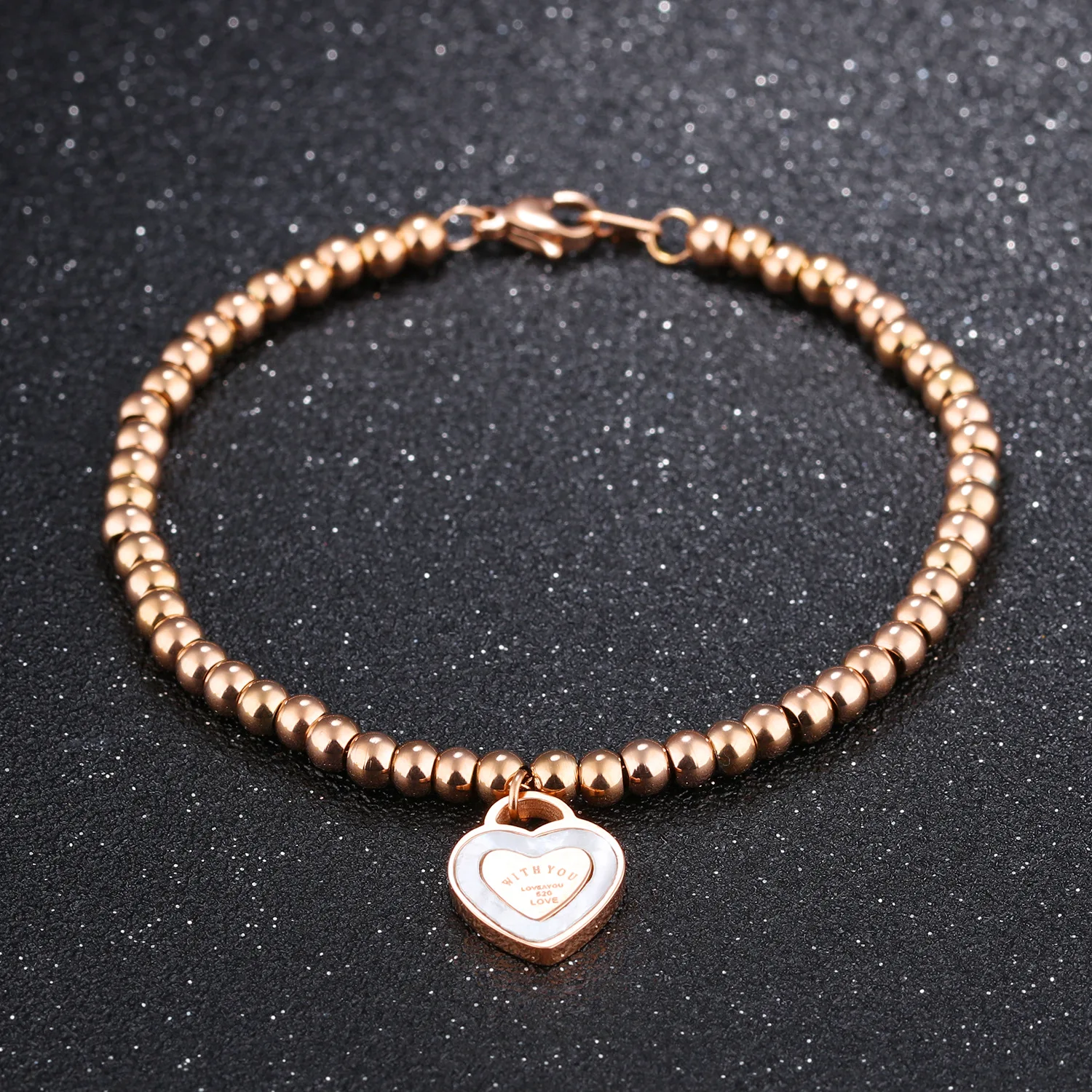 Женский браслет с подвеской в форме сердца цвета розового золота бусинами