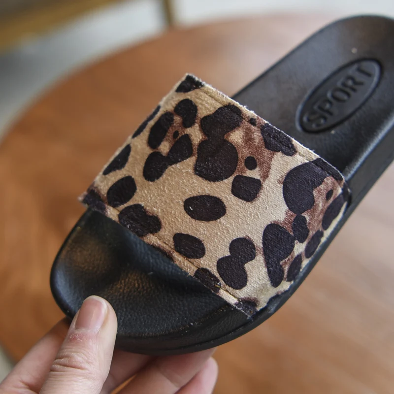 2019 г. Новые летние леопардовые модные тапочки для маленьких девочек детские