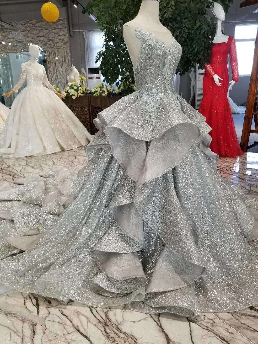 Saudi Arabic Gray Lace Puffy Prom Gowns 2019 Abendkleider Appliques  Backless Long Prom Gowns rufuless  Vintage Ball Gowns