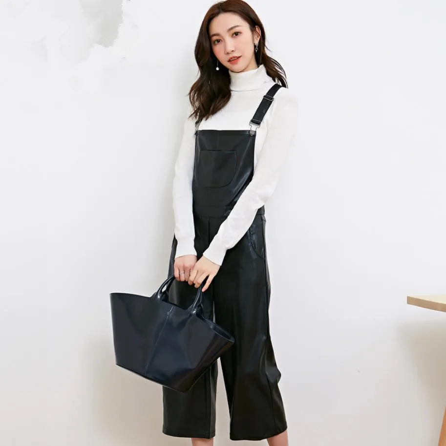 Женский комбинезон из искусственной кожи офисный черного цвета с вырезами на