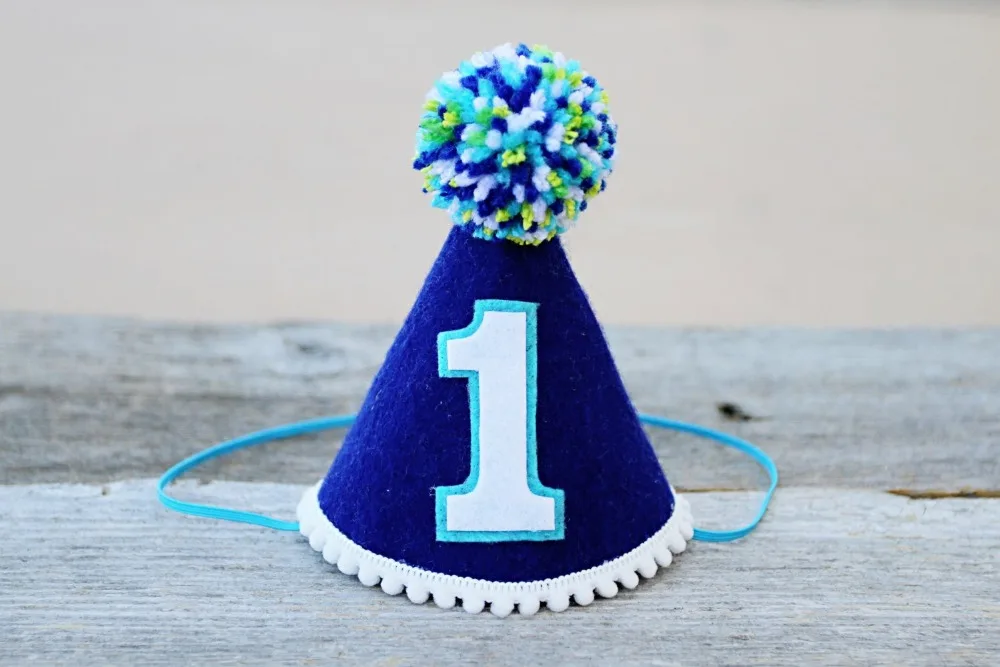 Шляпа на день рождения. Шляпа на день рождение мальчика. Синяя шляпа для малыша. Синяя шляпа с подарками. Колпак для мальчиков