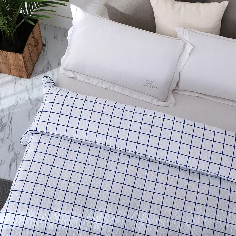 Белое синее клетчатое стеганое покрывало с принтом простое мягкое летнее