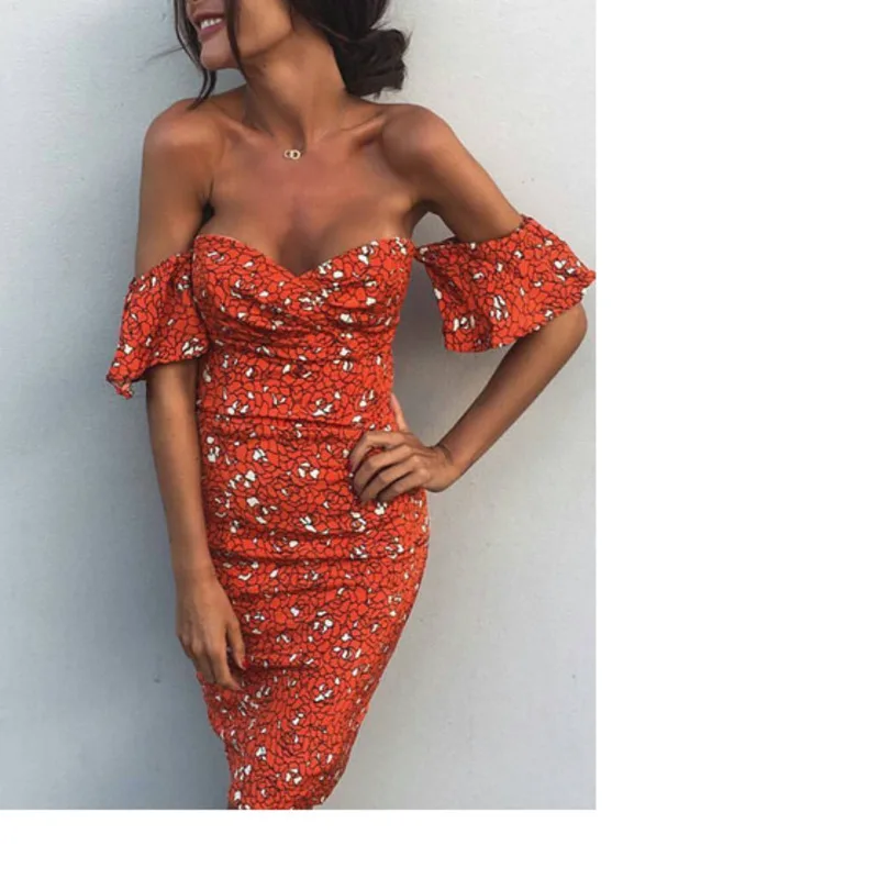 Женское облегающее платье с открытыми плечами оборками и рукавом без